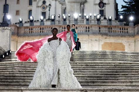 italianas desnudas|Valentino lanzó una jugada campaña con modelos desnudas 